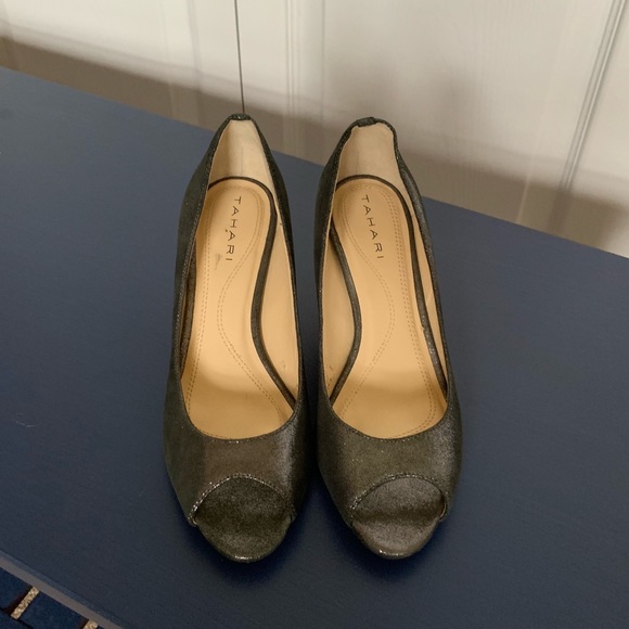Tahari gray metallic open toe heel EUC - 6 - Picture 1 of 7